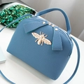 Borsa a tracolla azzurra con motivo litchi e grande dettaglio ape dorata - Blu