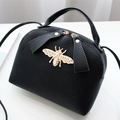 Borsa a tracolla in pelle martellata nera con ornamento ape in metallo dorato - Nero