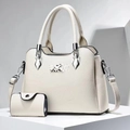 Detailansicht der cremefarbenen Leder-Tote mit Münztasche und silbernen Metallbeschlägen - Gebrochenes Weiß