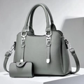 Ensemble sac à main gris en cuir grainé avec petite pochette et détails métalliques argentés - Gris