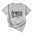Détail du t-shirt gris infirmière avec imprimé stéthoscope en cœur et nœud latéral chic - S / Gris Clair (Police Noire)
