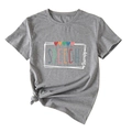 Detail eines grauen T-Shirts mit Speech Therapy-Herzprint und modischem geknotetem Saum - S / Dunkelgrau (Weiße Buchstaben)