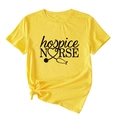 Détail du t-shirt jaune d'infirmière d'hospice montrant l'imprimé stéthoscope en cœur - S / Jaune (Police Noire)