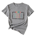 Detailansicht graues Speech Therapy T-Shirt mit bunten Herzen und modischem Knotensaum - S / Dunkelgrau (Schwarze Buchstaben)