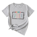 Détail de l'ourlet noué et de l'imprimé Speech Therapy coloré sur un T-shirt gris - Gris Clair (Lettres Noires)