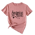Détail du t-shirt rose d'infirmière avec imprimé stéthoscope cœur et ourlet noué - S / Or Rose (Police Noire)
