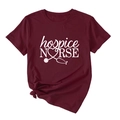 Détail du t-shirt bordeaux pour infirmière avec motif de stéthoscope et nœud latéral - S / Rouge Vin (Police Blanche)