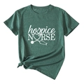 Détail de l'imprimé infirmière et du nœud latéral sur un t-shirt en coton vert foncé - S / Vert Rétro (Police Blanche)