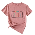 Détail d'un t-shirt rose d'orthophonie avec des cœurs colorés et un nœud latéral stylé - Or Rose (Lettres Noires)
