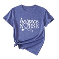 Détail du t-shirt bleu infirmière hospice avec imprimé stéthoscope et ourlet noué - S / Bleu Rétro (Police Blanche)