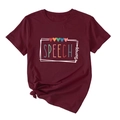 Détail d'un t-shirt bordeaux Speech Therapy à col rond avec un nœud latéral élégant - Rouge Vin (Lettres Blanches)