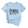 Détail du t-shirt bleu clair d'infirmière avec imprimé stéthoscope et nœud sur le devant - S / Bleu Clair (Police Noire)