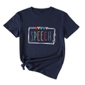 Détail du t-shirt bleu marine speech therapy avec imprimé et design noué à la taille - Bleu Marine (Lettres Blanches)