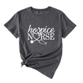 Détail du t-shirt gris infirmier avec ourlet noué et texture du tissu en coton - S / Gris Chiné (Police Blanche)