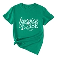 Détail du t-shirt vert émeraude hospice nurse avec imprimé stéthoscope cœur et nœud latéral - S / Vert Foncé (Police Blanche)