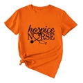 Détail du t-shirt orange infirmière avec nœud latéral et imprimé cœur en stéthoscope - S / Orange (Police Noire)
