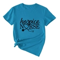 Détail du t-shirt bleu sarcelle hospice nurse montrant le coton et le motif stéthoscope - S / Bleu Lac (Police Noire)
