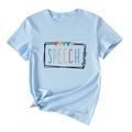 Détail du t-shirt bleu clair speech therapy avec cœurs colorés et un ourlet noué - Bleu Clair (Lettres Noires)