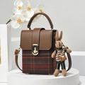 Handtasche im britischen Stil mit Patchwork-Karomuster und süßem Hasenanhänger - 14x8x18cm / Khaki
