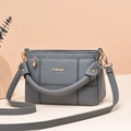 Dunkelgraue Schultertasche mit Litschi-Maserung und goldenem Logo-Detail - Grau