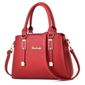 Sac à main en cuir grainé rouge avec finitions dorées et bandoulière - Bordeaux