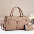Minimalistische beige Handtasche aus Kieselleder mit Pouch und eleganten Perlendetails - Khaki