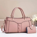 Detail der Handtasche aus rosa Leder mit Zierknöpfen und Perlenbeschlägen - Rosa