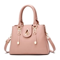 Elegante bolso de mano rosa palo con herrajes dorados y sofisticado cierre gota - 30x14x21 / Rosa