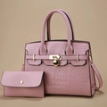 Detailansicht der rosa Handtasche mit Krokodilmuster und passender Geldbörse mit Golddekor - Rosa