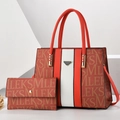Dettaglio della borsa in ecopelle marrone e bianca con stampe e stemma metallico - Rosso