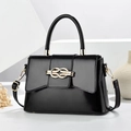 Sac à main noir macaron avec boucle en métal doré et bandoulière réglable élégante - Noir