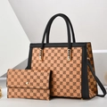 Detailansicht des braunen Shopper-Sets mit Z-Muster-Textur und goldener Metallschnalle - Erdgelb