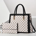 Set aus karierter Monogramm-Einkaufstasche mit passender Brieftasche und Trageriemen - Weiß