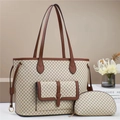 Dreiteiliges beige-braunes Karo-Tote-Bag-Set mit Schultergurt auf einer weißen Oberfläche - Khaki & Braun