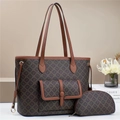 Grand sac cabas monogramme marron et petite pochette assortie sur bureau blanc - Ensemble de 3 (S/M/L) / Café avec Marron