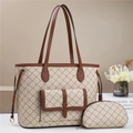 Détail d'un ensemble de trois sacs à main avec imprimé logo et pochettes assorties - Ensemble de 3 (S/M/L) / Khaki & Marron