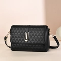 Elegante bolso de cuero negro con relieve triangular geométrico y hebilla dorada - Negro
