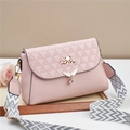 Sac à bandoulière rose matelassé avec breloque aile et large sangle géométrique sur beige - Rose