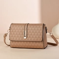 Bolso bandolera de piel color camello con relieve geométrico y cierre metálico dorado - Caqui