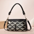 Dettaglio borsa a mano geometrica nero e argento con finitura lucida e fibbie metalliche - Stile 4-Geometrico Triangolo