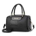 Schwarze Boston-Tasche mit Krokodilprägung aus Lackleder und abnehmbarem Schultergurt - Schwarz / L26 B13 H17