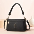 Elegante zwarte crossbodytas van leer met lychee-patroon en een gouden U-vormige gesp - Zwart