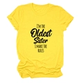 Détail d'un t-shirt en coton jaune avec texte imprimé I'M THE OLDEST SISTER et col rond - Jaune (Police Noire)