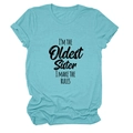 Détail d'un t-shirt bleu sarcelle avec texte imprimé 'I'M THE OLDEST Sister' noir - Bleu Eau Profonde (Police Noire)
