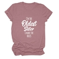 T-shirt rose poudré à manches courtes avec lettrage I'M THE OLDEST SISTER - Or Rose (Police Blanche)