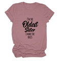 Détail du t-shirt mauve avec imprimé cursif noir 'I'M THE OLDEST SISTER' sur le devant - Or Rose (Police Noire)