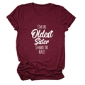 Détail des manches retroussées et de l'imprimé blanc sur le t-shirt bordeaux décontracté - Rouge Vin (Police Blanche)