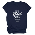 Gros plan du texte imprimé I'M THE OLDEST SISTER sur un t-shirt en coton bleu marine - Bleu Marine (Police Blanche)