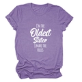 Détail du t-shirt violet en coton mélangé avec inscription blanche I'M THE OLDEST SISTER - Violet (Police Blanche)