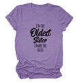 Détail d'un t-shirt violet en coton avec texte I'M THE OLDEST SISTER et col rond - Violet (Texte Noir)